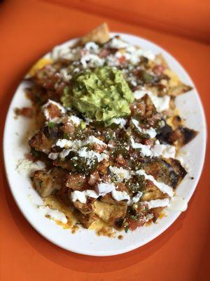 Grande chicken nachos