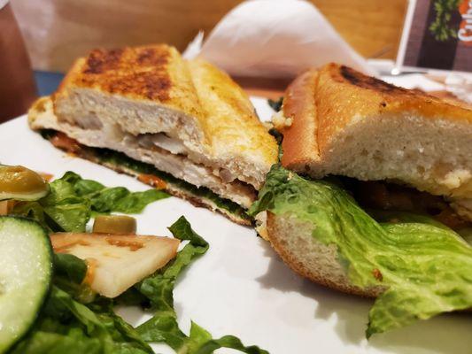 Pan con pollo with side salad