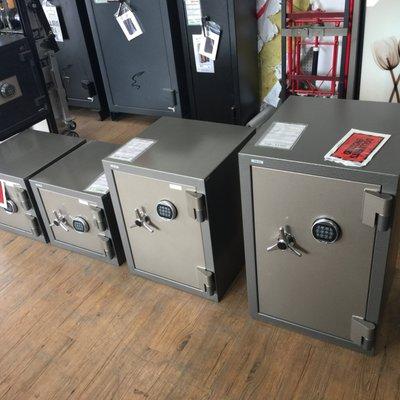 Look at all those cool safes! Unfortunately, they're in Schlenk's showroom...