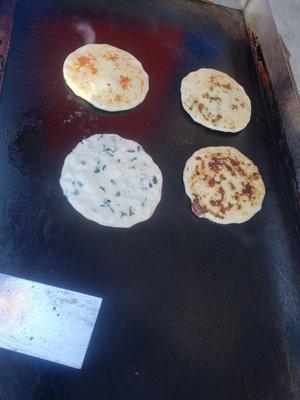 Pupusa de queso, calabasa con queso, espinaca con queso y jalapeño con queso, delicioso!