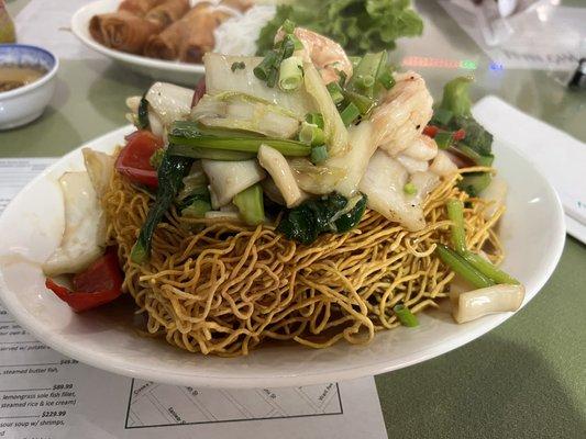 Crispy seafood noodles