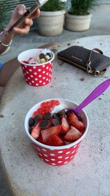 vanilla froyo with toppings