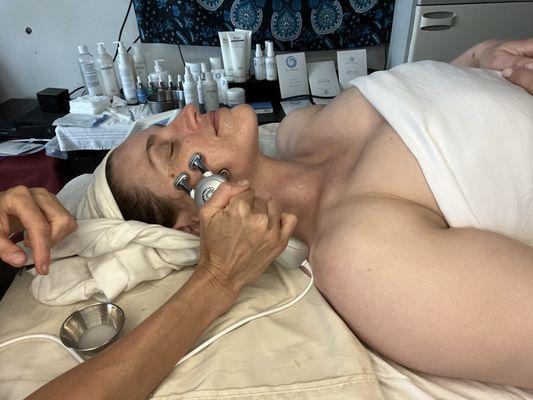 Bi, therapeutic microcurrent lifting facial