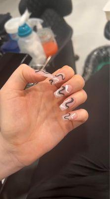 Nails with squiggly design