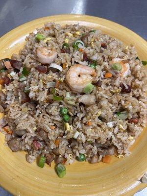 Combination fried rice with shrimp, chicken, pork, spring onion, peas, carrot.