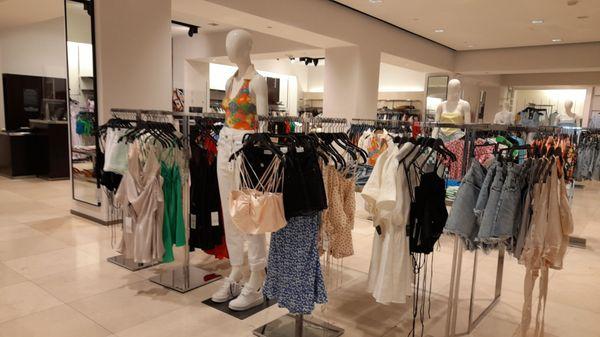 ( Inside Picture Shot Of This Zara Department Store )