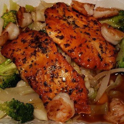 @quickwayjapanesehibachi #dinner #salmon #shrimp #shrimps #veggies #vegetables #cabbage #seafood #pescatarian #pescatarianlife