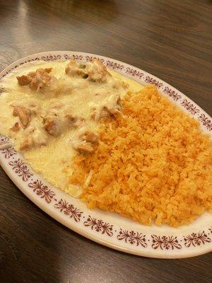 Pollo de crema with cheese on top and no beans