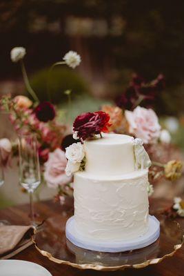 Wedding Cake with Dog Cake Topper | Image: @teribphotography