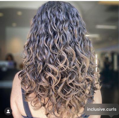 Do you have curls?  Well our curly expert, Courtney @inclusive.curls