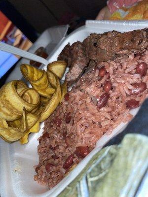 Carne Asada, Gallo pinto, tajadas y ensalada con chile