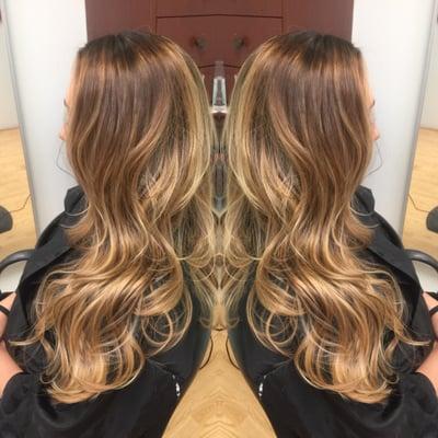 Dark Warm Blonde Base with Carmel and Bright Golden Blondeå Balayage Highlights