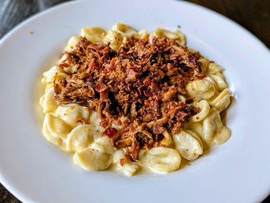 Mac and cheese with pulled pork and bacon