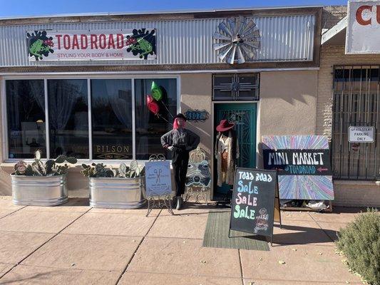 Toad Road: Eclectic Men and Womens clothing and accessories boutique.  6807 Fourth St, Los Ranchos De Albuquerque, NM 87107