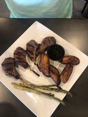 Lamb chops with plantains , asparagus