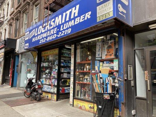 This place is a classic NYC Neighborhood Hardware Store. I love it! 05/16/22