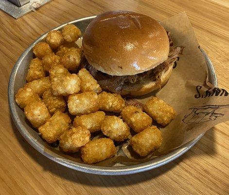 Pulled pork sandwich with tots