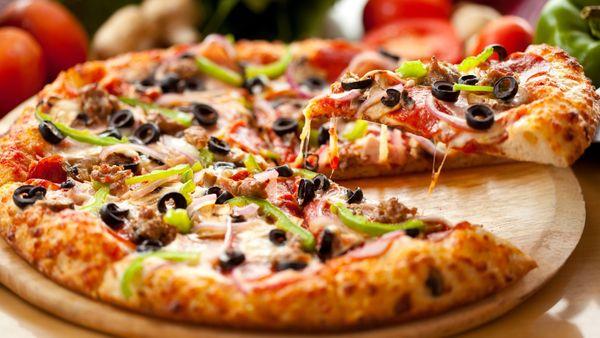 16" Upland Veggie  comes with Mozzarella Cheese Mushroom, Red Onion, Black Olives, Bell Peppers, Tomato.