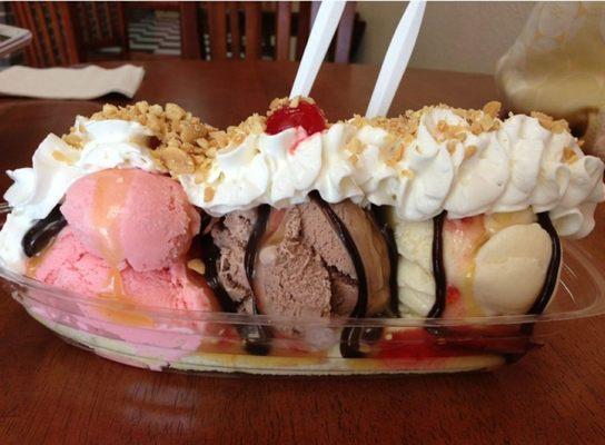 Best banana splits, 24 diferents flavor to choice make your own BANANA SPLIT