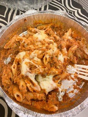 Baked penne with meat sauce