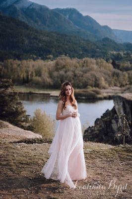 Columbia River Gorge maternity photo shoot portrait session pictures by Portland Oregon photographer Leahana Byrd Photography