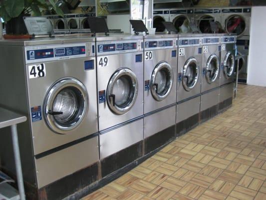 inside the laundromat (very clean)