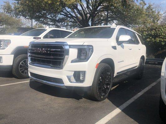 2023 GMC Yukon SLT at Sewell GMC Dallas, Texas