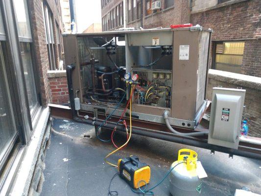 Charging a 9 ton Carrier Condensor Unit