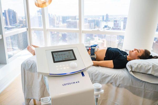 RELAXING WITH A BODY SCULPTING TREATMENT WITH CRYOSKIN.