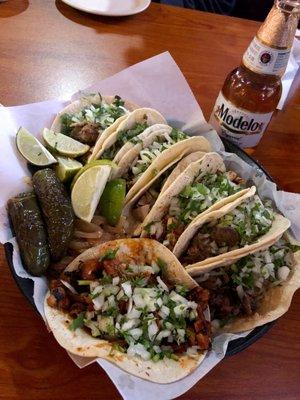 Tacos de al pastor, pollo, carne asada, y lengua.