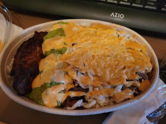 Build your own bowl with white rice, shredded mozzarella,  grilled onios, sweet plantains,  guacamole and pulled pork.