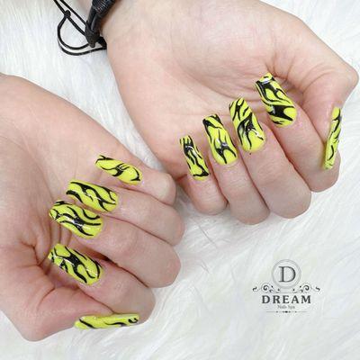 yellow nails