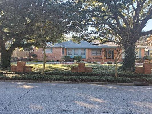 Full service maintenance with fresh mulch and pinestraw installation.