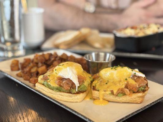 Smoked salmon benedict