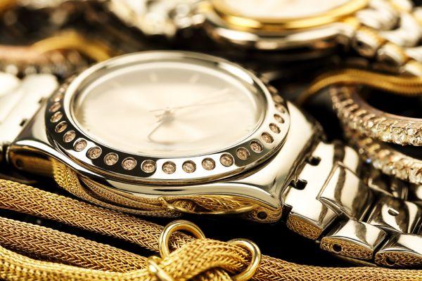 We offer watch and jewelry repair. Bring your high-end watches to PMR and we'll make sure they keep on ticking!