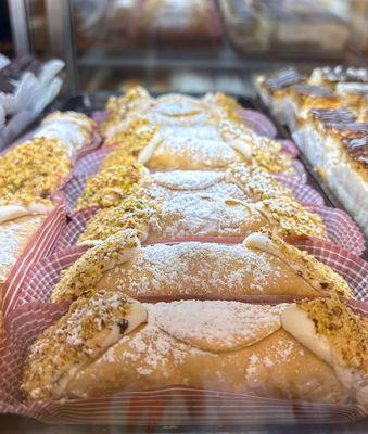 Fresh, Made-to-Order Cannoli's: A Sweet Italian Delight!