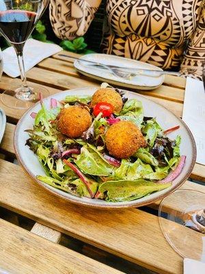 Ensalada with fried goat cheese