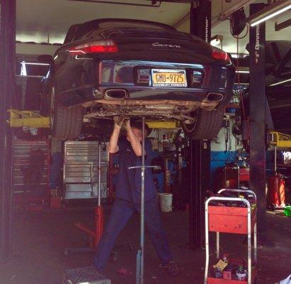 2006 Porsche Carrera getting new clutch components installed by jay. I was so impressed by the amount of time it took to install.