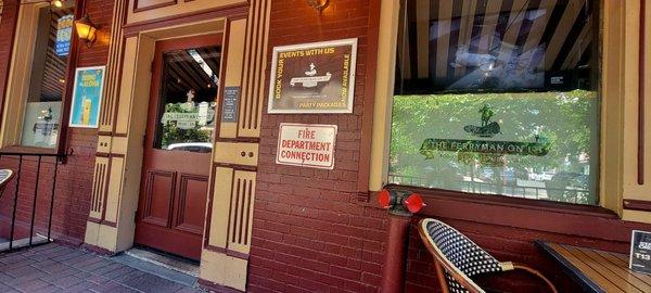 Sidewalk Patio Dining (06/16/24). @TheFerrymanHoboken #Hoboken #IrishPub #Pub #SportsBar #Beer