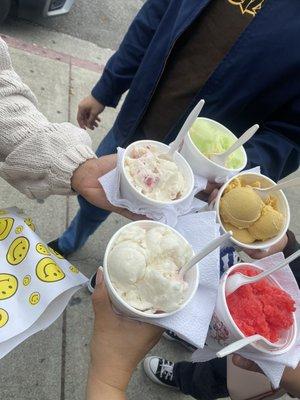 Nieve de fresas con crema, limón, vanilla, coco y fresa