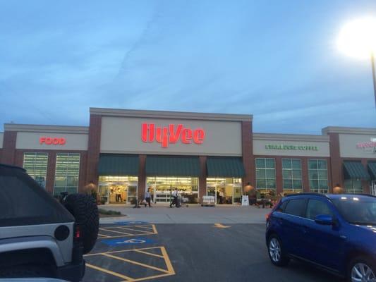 Front entrance, Hy-Vee in Bloomington, IL