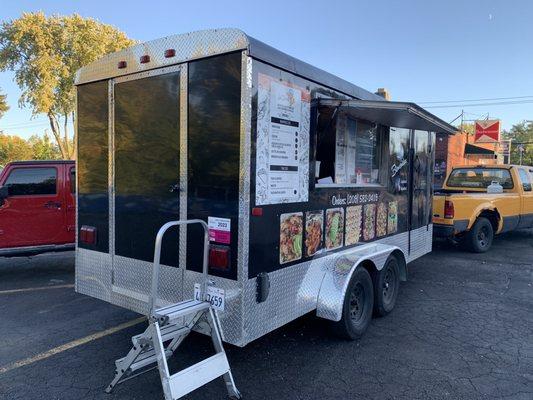 Food truck located in parking lot of Stoney's Tavern