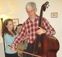 Eleen Troberman applying the Alexander Technique to a bassist