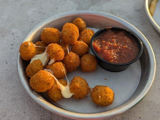 Panko mozzarella bites