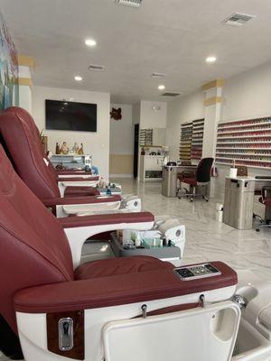 A T nails salon