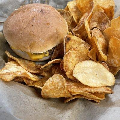 Kids cheeseburger with chips