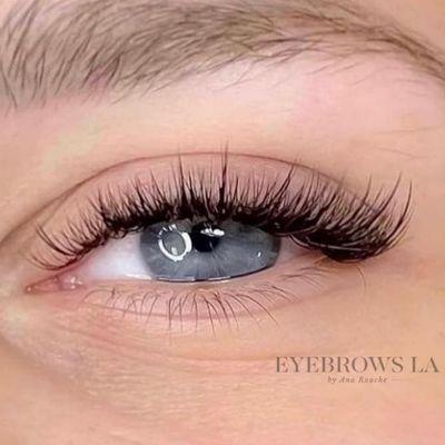 When it comes to enhancing your lashes, two popular options are the eyelash lift and the eyelash perm...