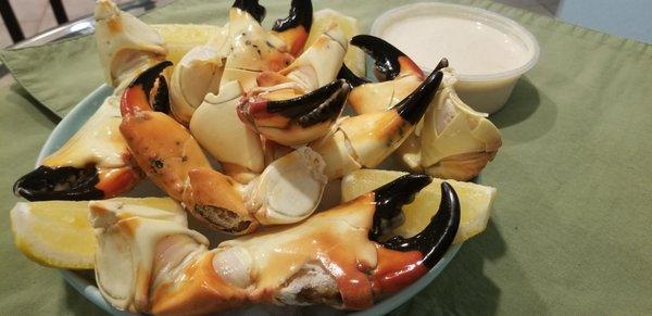 Large stone crab claws with mustard sauce (Takeout order)