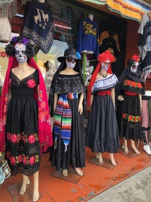 Vestidos y accesorios para vestirse de catrinas