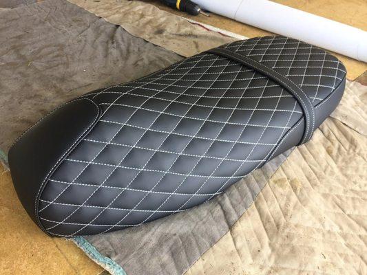 Motorcycle seat with diamond pattern